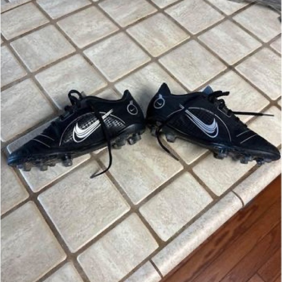 Youth Soccer Cleats Size 1.5 - Picture 2 of 3